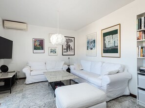 Bilderrahmen, Möbel, Tabelle, Couch, Beleuchtung, Komfort, Holz, Regal, Interior Design, Wohnzimmer