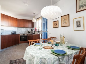 Tabelle, Möbel, Eigentum, Bilderrahmen, Cabinetry, Azurblau, Stuhl, Dekoration, Tischdecke, Interior Design