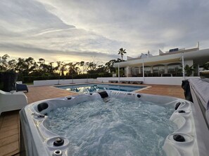 Wasser, Wolke, Himmel, Schwimmbad, Gebäude, Pflanze, Gartenmöbel, Strandresort, Interior Design, Freizeit