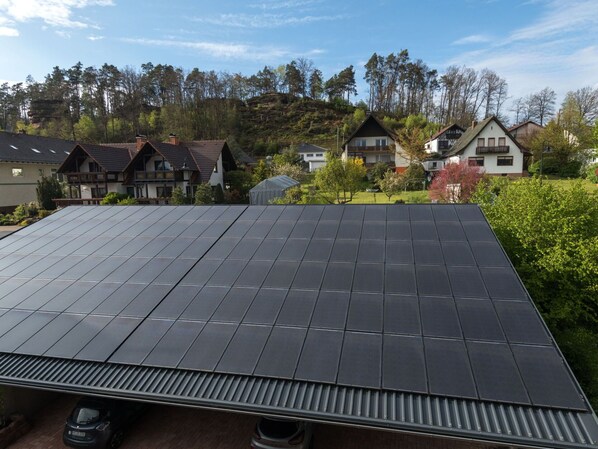 Nuage, Ciel, Propriété, Bâtiment, Énergie Solaire, Énergie Solaire, Plante, Arbre, Fenêtre