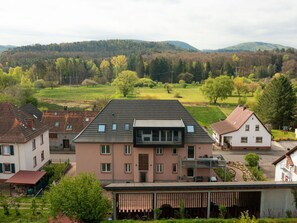 Wolke, Himmel, Pflanze, Gebäude, Eigentum, Fenster, Berg, Baum, Natürliche Landschaft, Haus