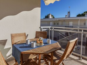 Table, Meubles, Propriété, Chaise, Tableau De Plein Air, Bleu Azur, Bâtiment, Ciel, Bois, Mobilier De Jardin