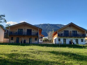 Himmel, Pflanze, Fenster, Gebäude, Wolke, Natürlichen Umgebung, Haus, Baum, Grundstueck, Gras