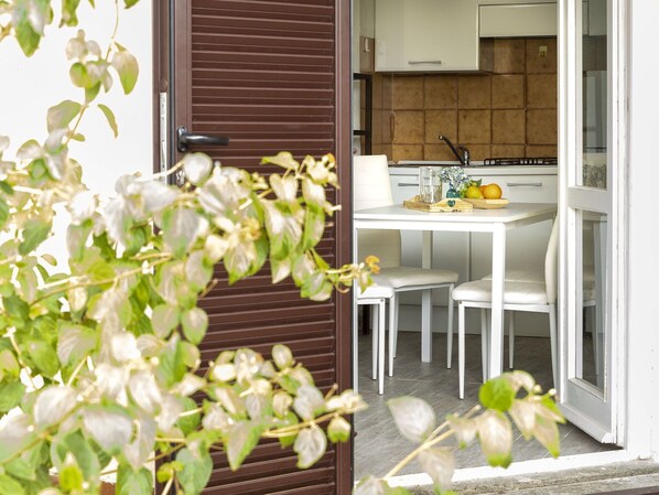 Fleur, Plante, Table, Bois, Jaune, Bâtiment, Chaise, Pétale, Maison, Robinet