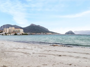 Water, Cloud, Sky, Mountain, Beach, Coastal And Oceanic Landforms, Horizon, Landscape, Wind Wave