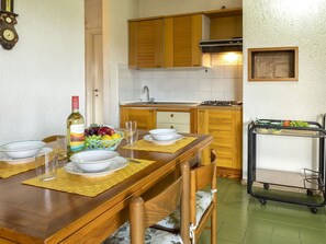 Eigentum, Möbel, Tabelle, Cabinetry, Holz, Küche, Küchengerät, Geschirr, Interior Design, Herd