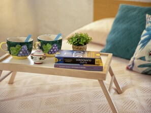 Möbel, Tabelle, Linens, Kaffetisch, Holzbeize, Zimmerpflanze, Dekokissen, Kissen, Blumentopf, Wohnzimmer
