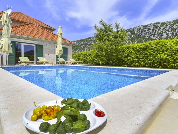 L'Eau, Nuage, Propriété, Plante, Ciel, Bâtiment, Vaisselle, Aliments, Bleu Azur, Piscine