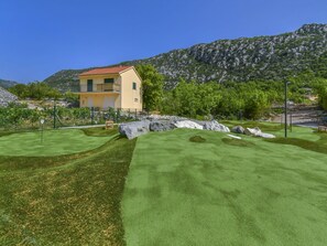 Ciel, Plante, Propriété, Écorégion, Bâtiment, Vert, Fenêtre, Montagne, Paysage Naturel, Pente