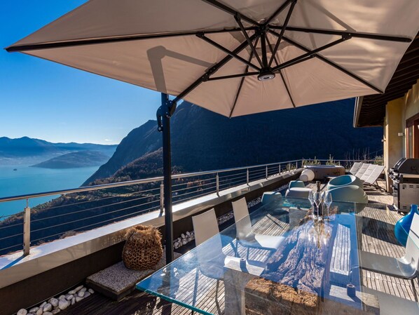 L'Eau, Ciel, Bleu Azur, Ombre, Mobilier De Jardin, Piscine, Chaise, Bois, Loisir, Immobilier