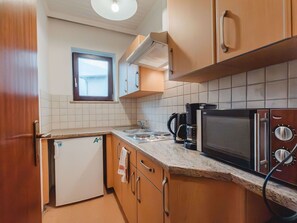 Cabinetry, Countertop, Möbel, Eigentum, Sinken, Zapfhahn, Küche, Gebäude, Herd, Holz