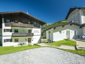 Pflanze, Himmel, Gebäude, Fenster, Grundstueck, Urban Design, Haus, Gras, Grundeigentum, Landschaft