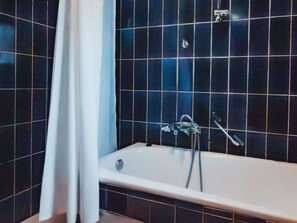 Badewanne, Armatur, Eigentum, Badezimmer, Azurblau, Fenster, Lila, Zapfhahn, Interior Design
