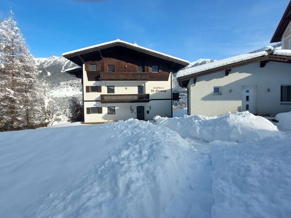 Himmel, Schnee, Wolke, Gebäude, Eigentum, Fenster, Baum, Steigung, Haus, Die Architektur