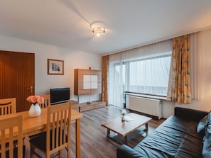Tabelle, Möbel, Eigentum, Couch, Stuhl, Holz, Interior Design, Beleuchtung, Wohnzimmer, Bilderrahmen