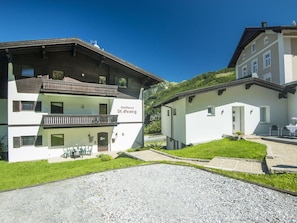 Pflanze, Himmel, Gebäude, Fenster, Grundstueck, Urban Design, Haus, Gras, Grundeigentum, Landschaft