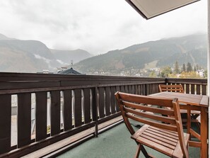 Himmel, Wolke, Möbel, Berg, Holz, Gebäude, Zaun, Gartenmöbel, Veranda, Baum