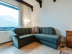 Möbel, Komfort, Gebäude, Azurblau, Holz, Couch, Interior Design, Wohnzimmer, Fussboden, Flooring