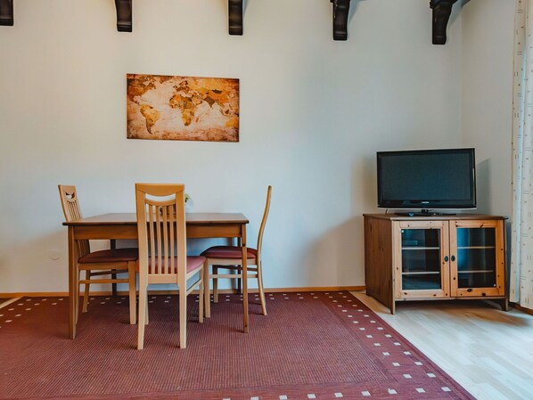Tabelle, Möbel, Eigentum, Stuhl, Cabinetry, Gebäude, Holz, Interior Design, Fussboden, Flooring