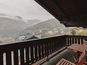 Ciel, Bâtiment, Bois, Montagne, Maison, Nuage, Clôture, Porche, Arbre, Mobilier De Jardin