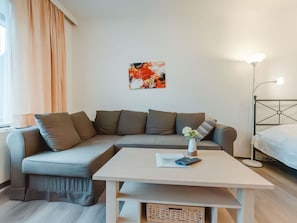 Couch, Tabelle, Möbel, Azurblau, Komfort, Interior Design, Beleuchtung, Fenster, Wohnzimmer, Fussboden