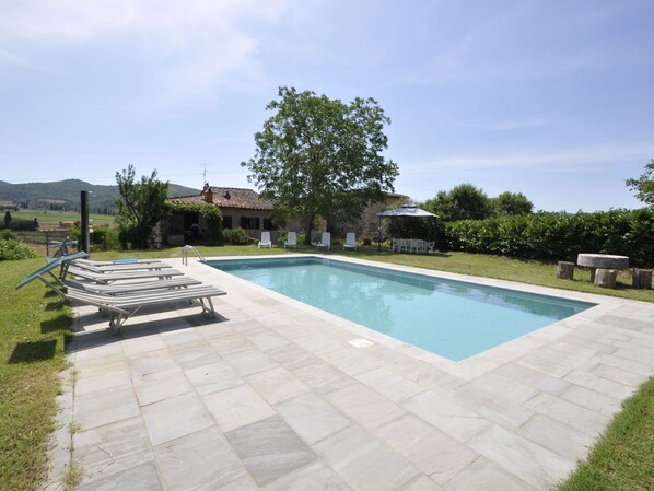 Water, Cloud, Sky, Plant, Swimming Pool, Tree, Shade, Building, Rectangle, Grass
