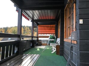 Holz, Veranda, Gras, Gebäude, Himmel, Baum, Schatten, Hartholz, Dach, Freizeit
