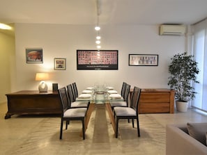 Tabelle, Pflanze, Möbel, Bilderrahmen, Holz, Zimmerpflanze, Interior Design, Stuhl, Couch, Wohnzimmer