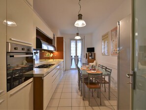 Möbel, Eigentum, Cabinetry, Countertop, Stuhl, Holz, Tabelle, Küche, Bilderrahmen, Interior Design