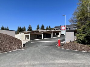 Sky, Plant, Road Surface, Asphalt, Tree, Street Light, Slope, Residential Area, Real Estate