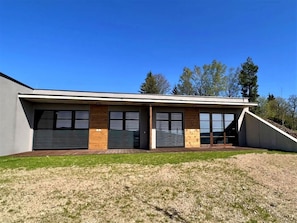 Gebäude, Himmel, Fenster, Pflanze, Haus, Baum, Holz, Schatten, Grundstueck, Hütte