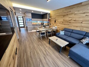 Eigentum, Couch, Tabelle, Holz, Beleuchtung, Interior Design, Flooring, Fussboden, Wohnzimmer, Laminatboden