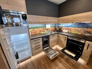 Countertop, Eigentum, Cabinetry, Herd, Küche, Holz, Interior Design, Küchengerät, Flooring, Fussboden