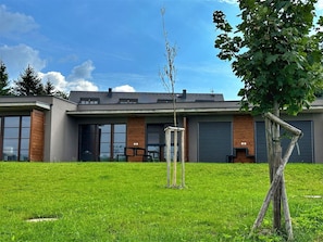 Wolke, Pflanze, Himmel, Eigentum, Gebäude, Fenster, Baum, Grundstueck, Tür, Haus
