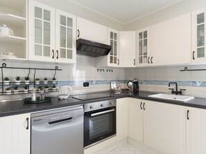 Évier, Evier, Cabinetry, Robinet, Comptoir, Propriété, Cuisine, Fenêtre, Cuisinière, Luminaire Plomberie