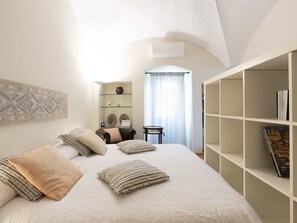 Meubles, Propriété, Confort, Bois, Design Intérieur, Lit, Ombre, Sol, Étagère