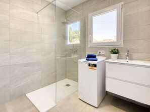 Flooring, Fussboden, Interior Design, Armatur, Badezimmerschrank, Decke, Badezimmer, Fliese, Zuhause, Zimmer