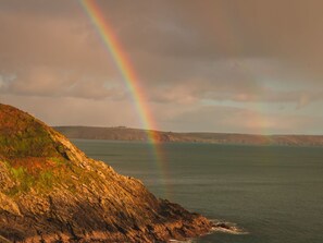 Water, Natural Landscape, Rock, Horizon, Coast, Coastal And Oceanic Landforms, Terrain, Ecoregion, Sea