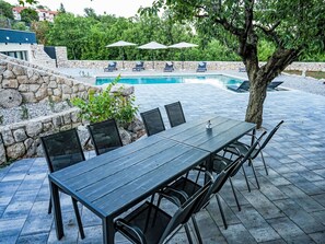 Tabelle, Möbel, Eigentum, Pflanze, Gartenmöbel, Tisch Im Freien, Baum, Stuhl, Wasser, Holz