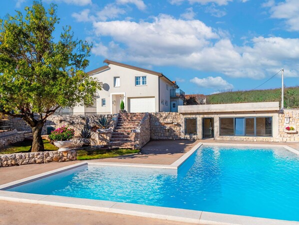 Water, Cloud, Plant, Sky, Property, Building, Swimming Pool, Blue, Azure, Shade