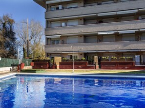 Water, Building, Swimming Pool, Window, Plant, Tree, Leisure, Condominium, Sky