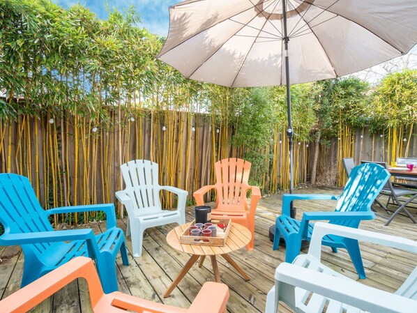 Meubles, Propriété, Plante, Chaise, Bâtiment, Bleu, La Nature, Bleu Azur, Table, Éclairage