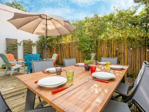 Table, Meubles, Propriété, Ciel, Chaise, Nuage, Bois, Bâtiment, Tableau De Plein Air, Mobilier De Jardin