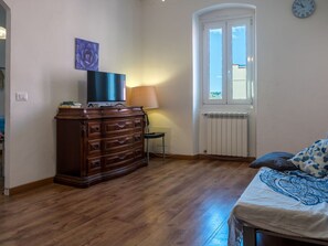 Eigentum, Möbel, Blau, Fenster, Holz, Azurblau, Interior Design, Flooring, Fussboden, Schublade