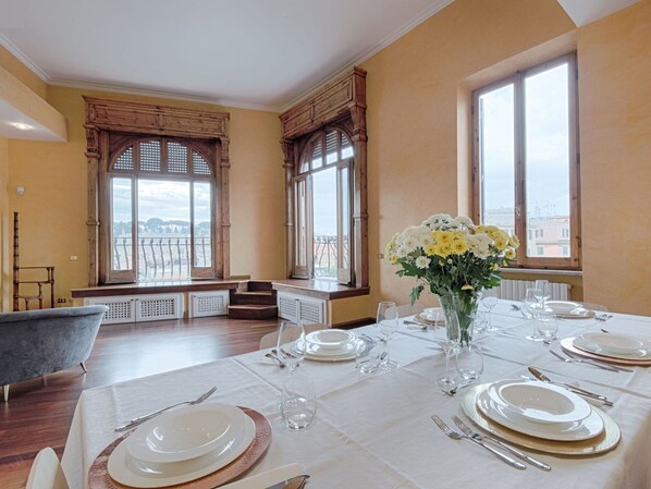 Tabelle, Geschirr, Möbel, Eigentum, Fenster, Dishware, Blume, Pflanze, Interior Design, Drinkware