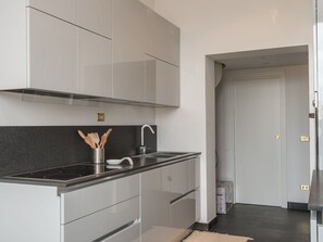 Cabinetry, Eigentum, Countertop, Herd, Schublade, Interior Design, Küche, Holz, Gebäude, Küchengerät