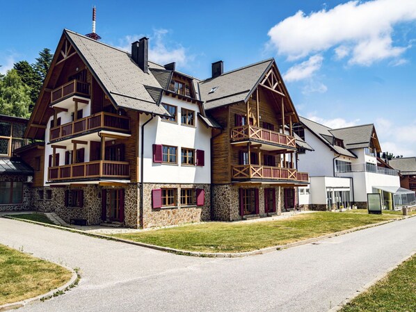 Pflanze, Himmel, Gebäude, Eigentum, Wolke, Fenster, Haus, Baum, Grundstueck, Nachbarschaft