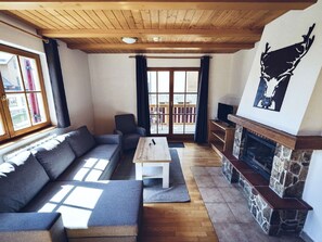 Picture Frame, Couch, Wood, Interior Design, Floor, Living Room, Wall, Flooring, Real Estate, Building