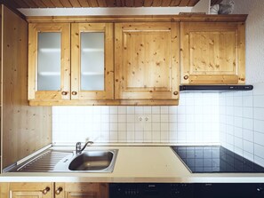 Brown, Cabinetry, Countertop, Kitchen Sink, Property, Building, Tap, Kitchen, Kitchen Appliance, Wood