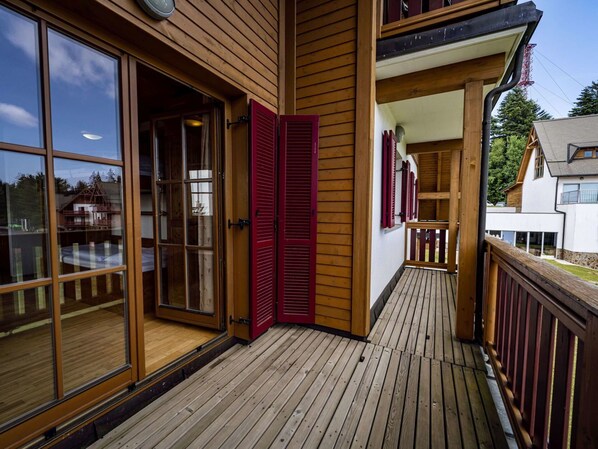 Daytime, Gebäude, Fenster, Holz, Interior Design, Holzbeize, Tür, Schatten, Wand